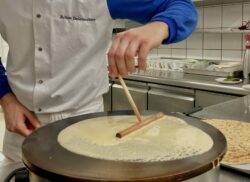 Le Chef Julien nous prépare ses délicieuses crêpes. 